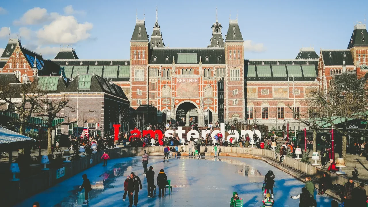 Ámsterdam propone prohibir fumar marihuana en su casco antiguo