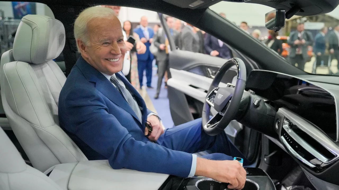 Biden quiere que mayoría de los autos sean eléctricos para 2032