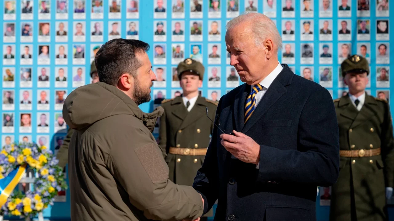 Biden visita capital de Ucrania sin previo aviso en vísperas del aniversario de la guerra