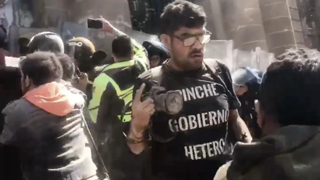 Manifestantes LGBT+ irrumpen en Congreso de la CDMX para protestar contra iniciativas del PAN