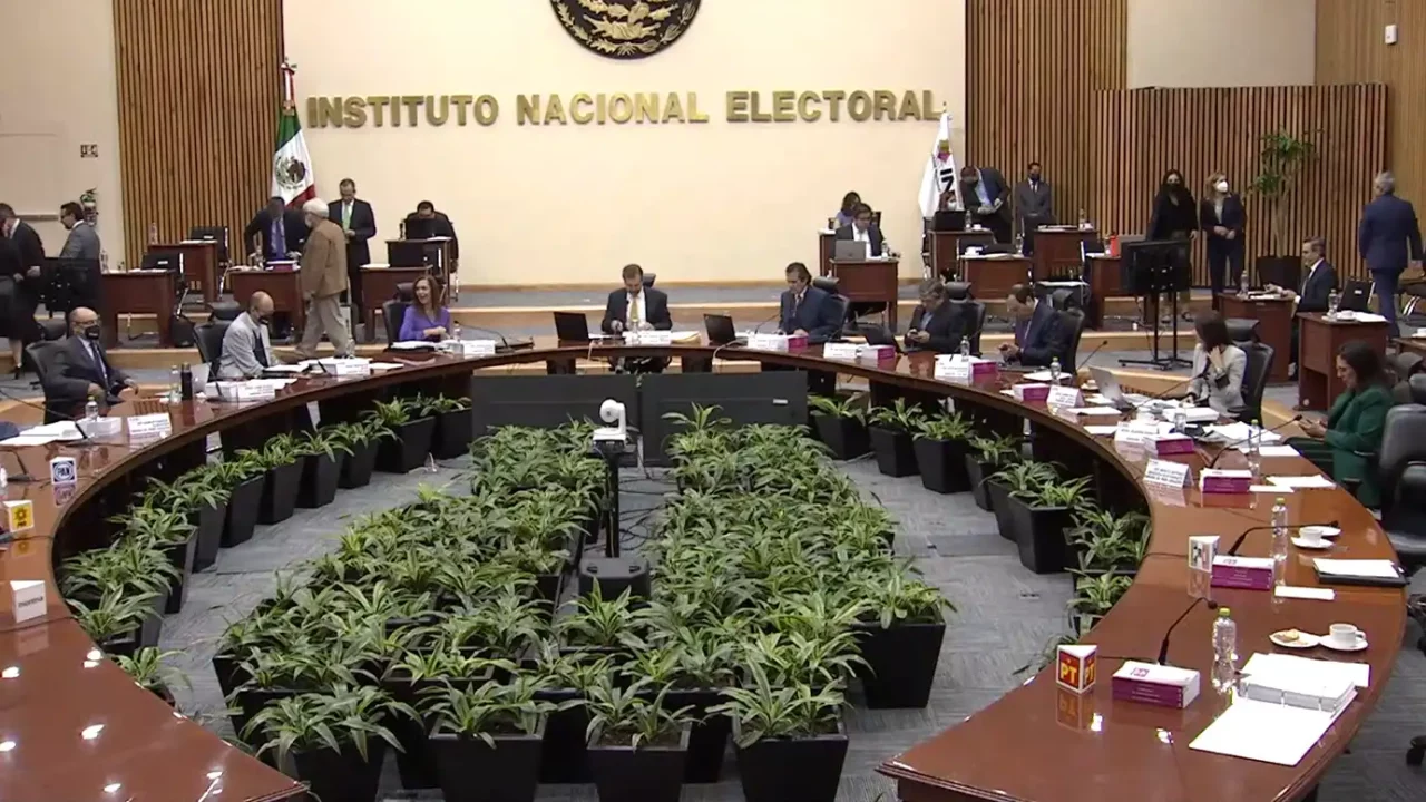 Consejeros del INE defienden a Edmundo Jacobo ante cese; confían en su regreso
