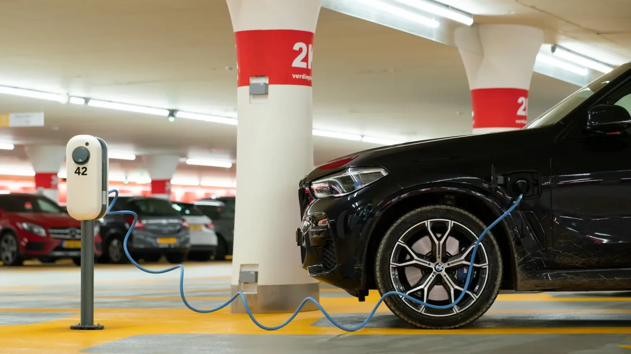 Miles de empresarios se reúnen en Nuevo León para potenciar los autos eléctricos