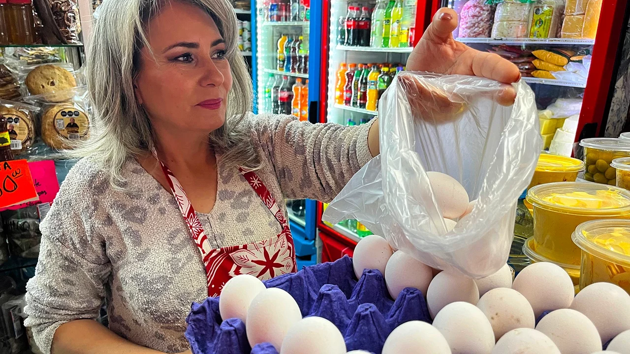 Gripe aviar e inflación empujan a estadounidenses a comprar huevo en México
