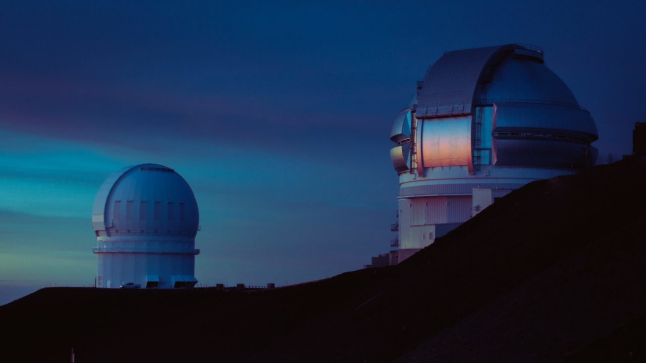 China monta la primera cúpula del futuro mayor observatorio de Asia