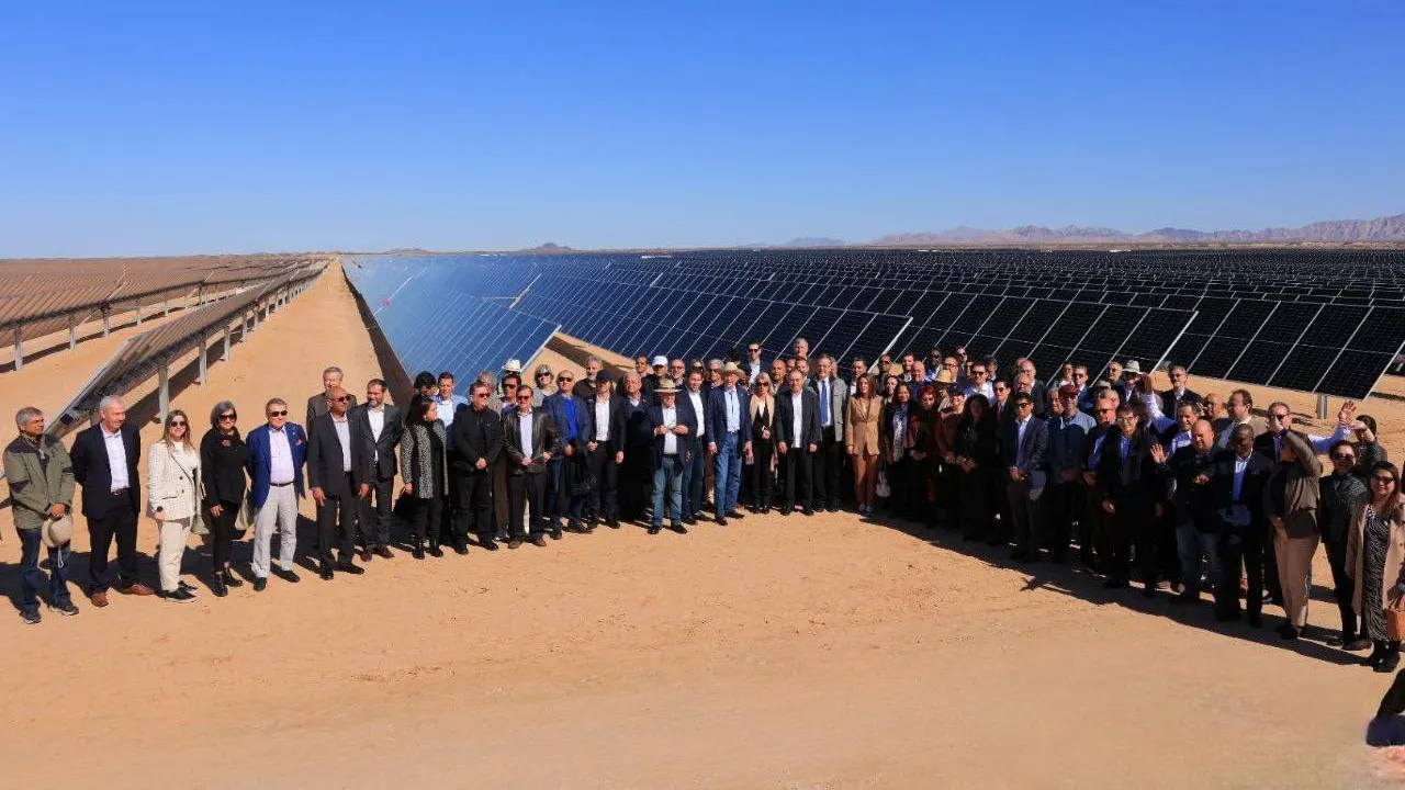 Ebrard presume ante más de 100 diplomáticos el parque solar de Puerto Peñasco