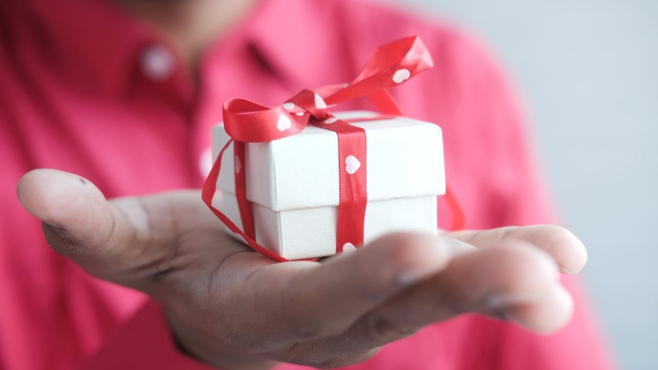 Mexicanos reducen la cantidad que gastarán en regalos para el 14 de febrero