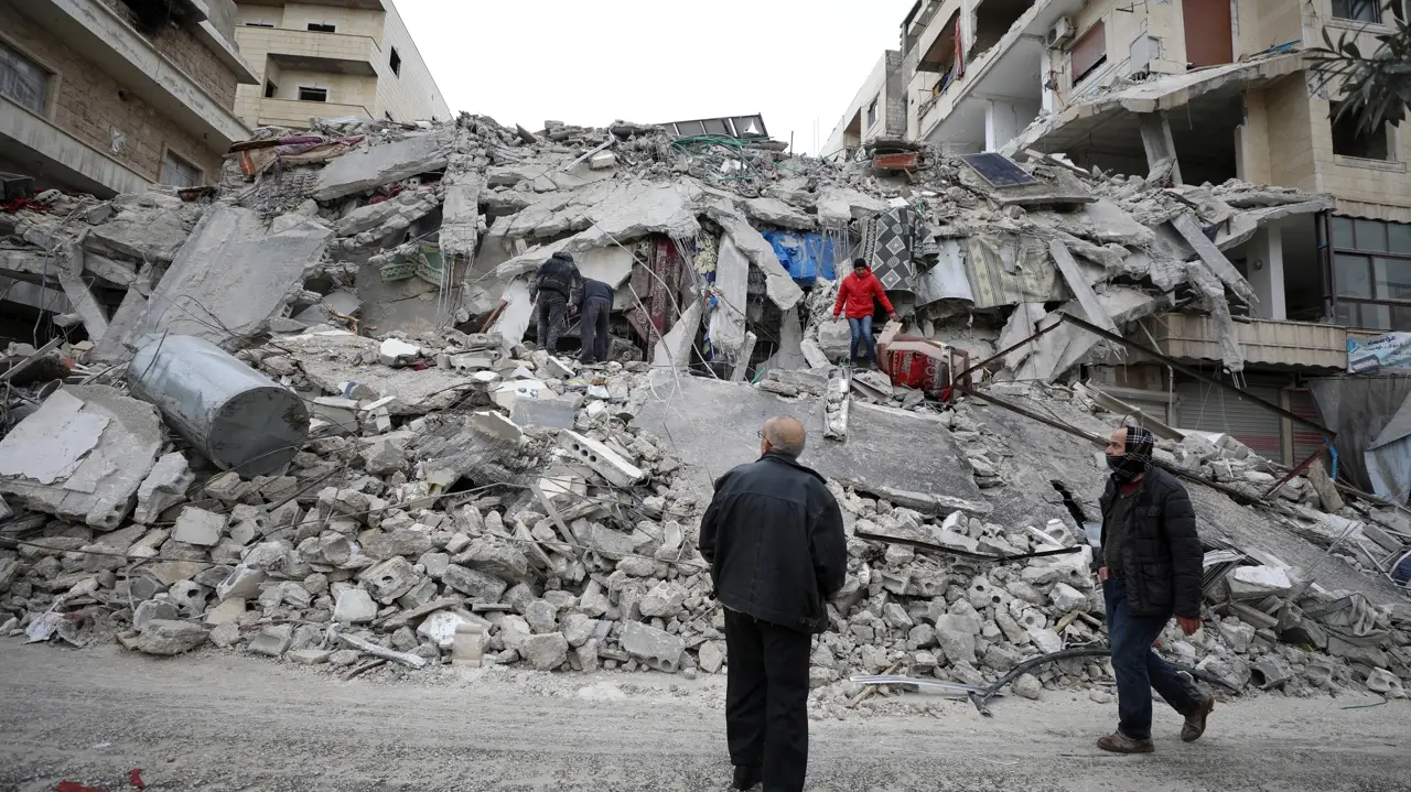 “Duró tanto que pensé que el suelo se iba a abrir y tragarnos”, narra testigo del terremoto en Siria