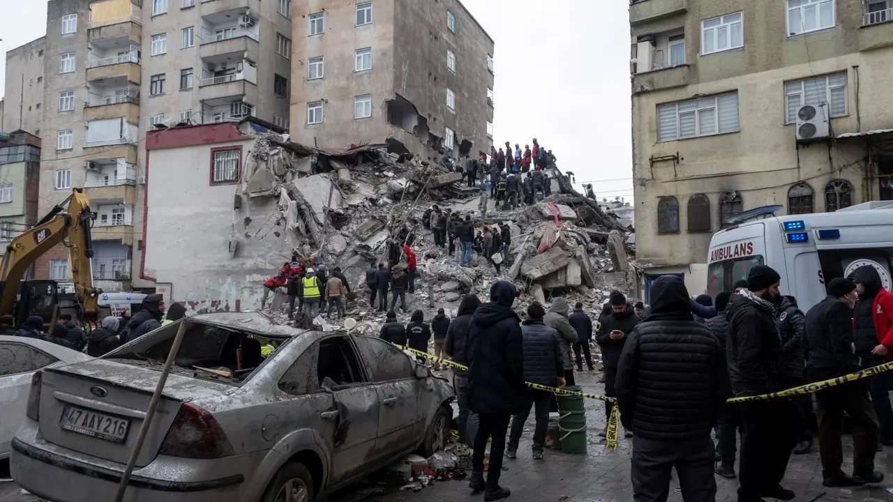 Terremoto en Turquía y Siria deja al menos 2,300 muertos