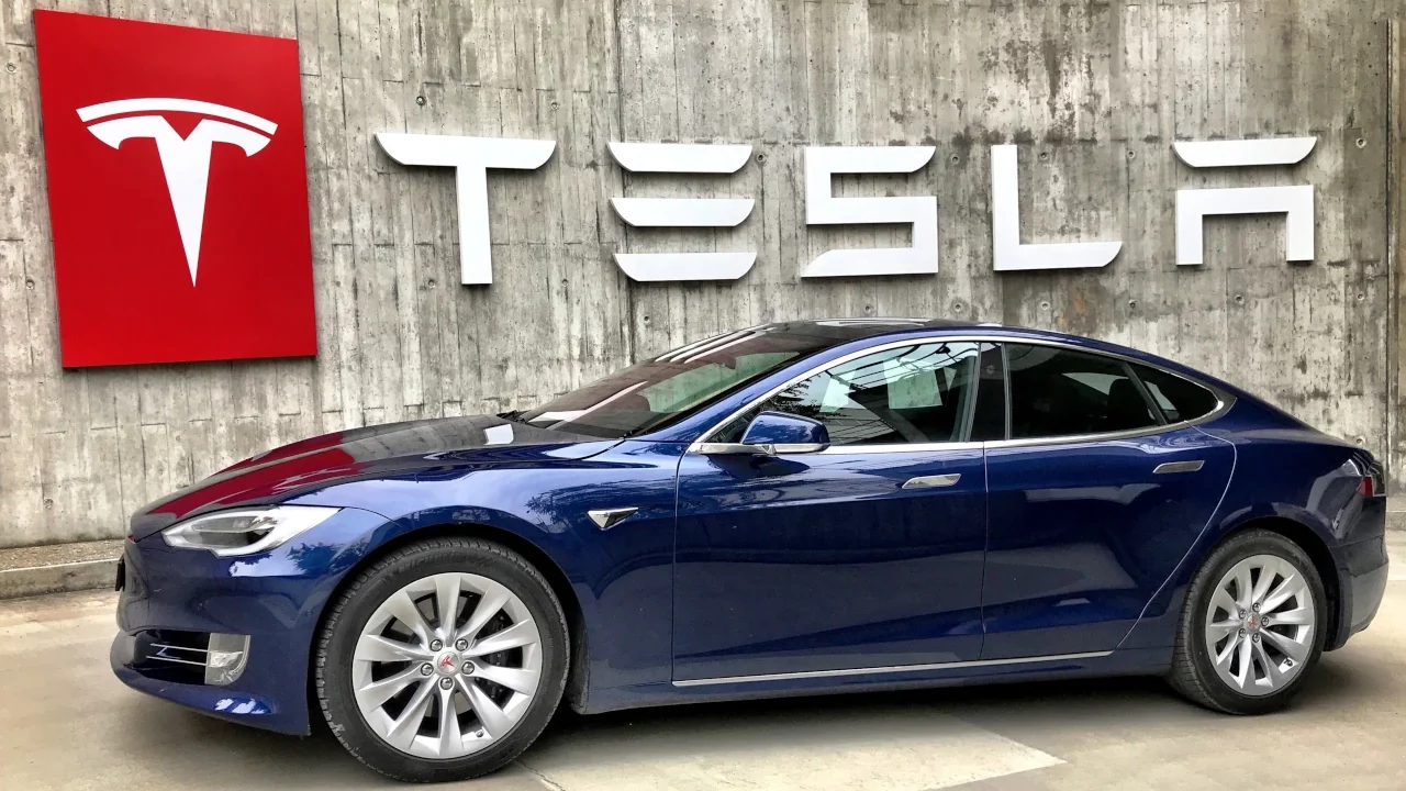 Tesla rebaja precios del Model 3 y del Y en EU en intento de cumplir objetivo de entregas