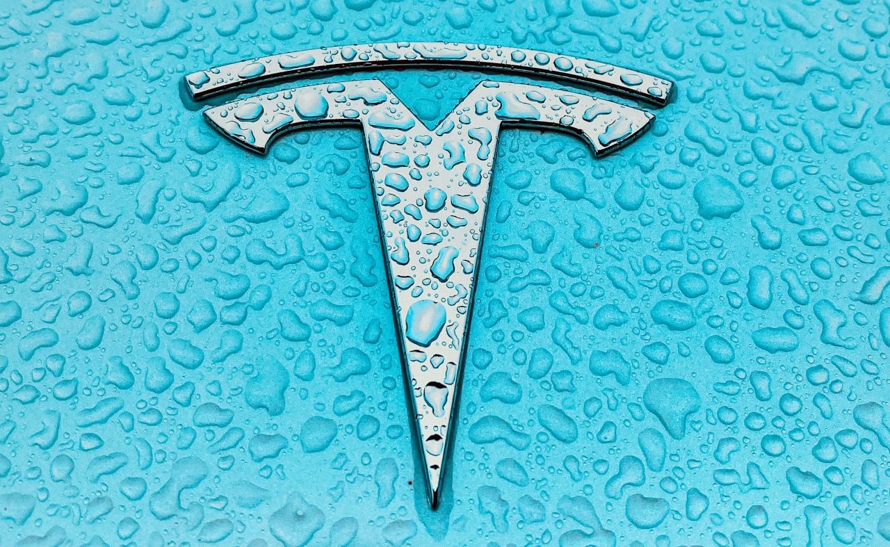 Tesla se enfrenta a la salida de importantes accionistas mientras ve estancado su crecimiento
