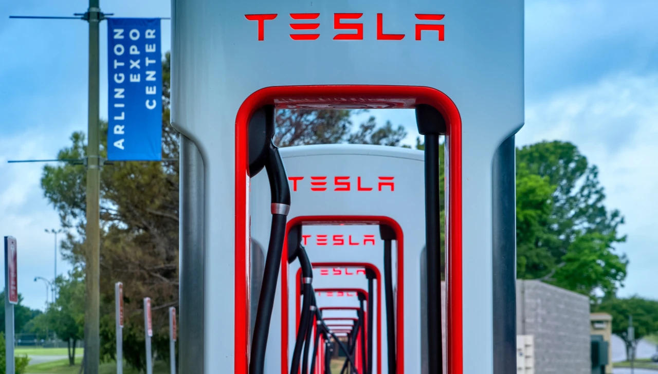 El fabricante de vehículos eléctricos Rivian adoptará el estándar de recarga de Tesla
