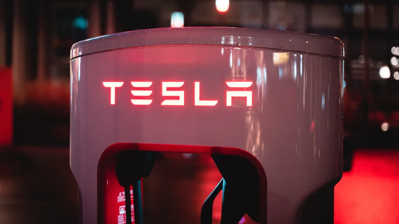 Aranceles de Trump le cuestan 300 mdd a Tesla en el segundo trimestre
