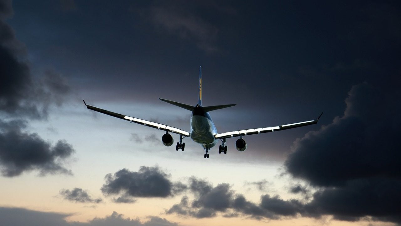 Cofece pide a Congreso no aprobar reforma a leyes del sector aéreo