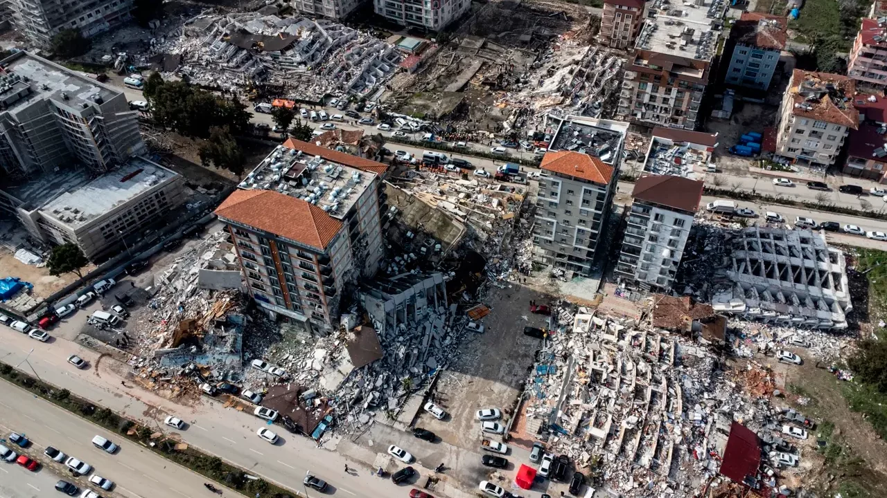 Turquía detiene a constructores mientras el número de muertos roza ya 30 mil