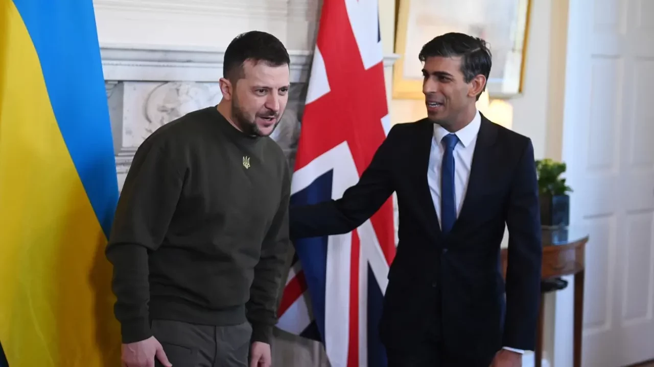 Zelenski pide cazas al Reino Unido tras agradecerle su mano amiga; visitará a Macron