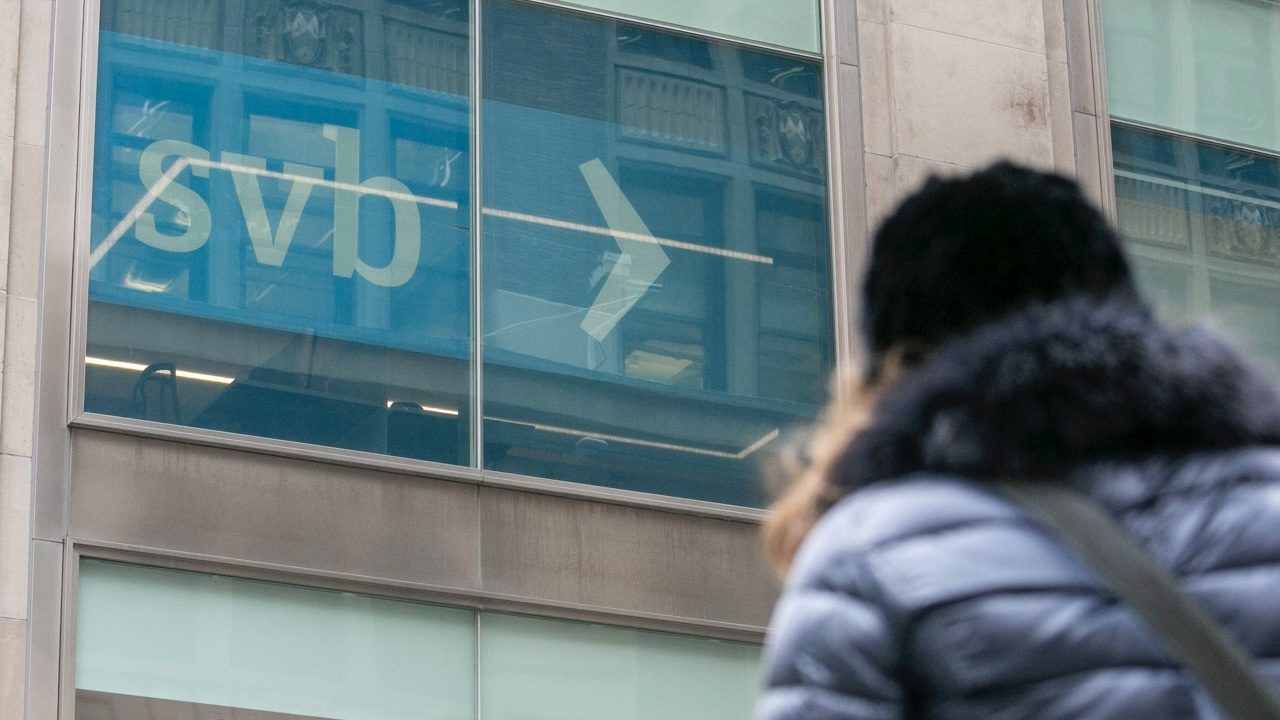 EU lanza plan para proteger depósitos de SVB y cierra otro banco