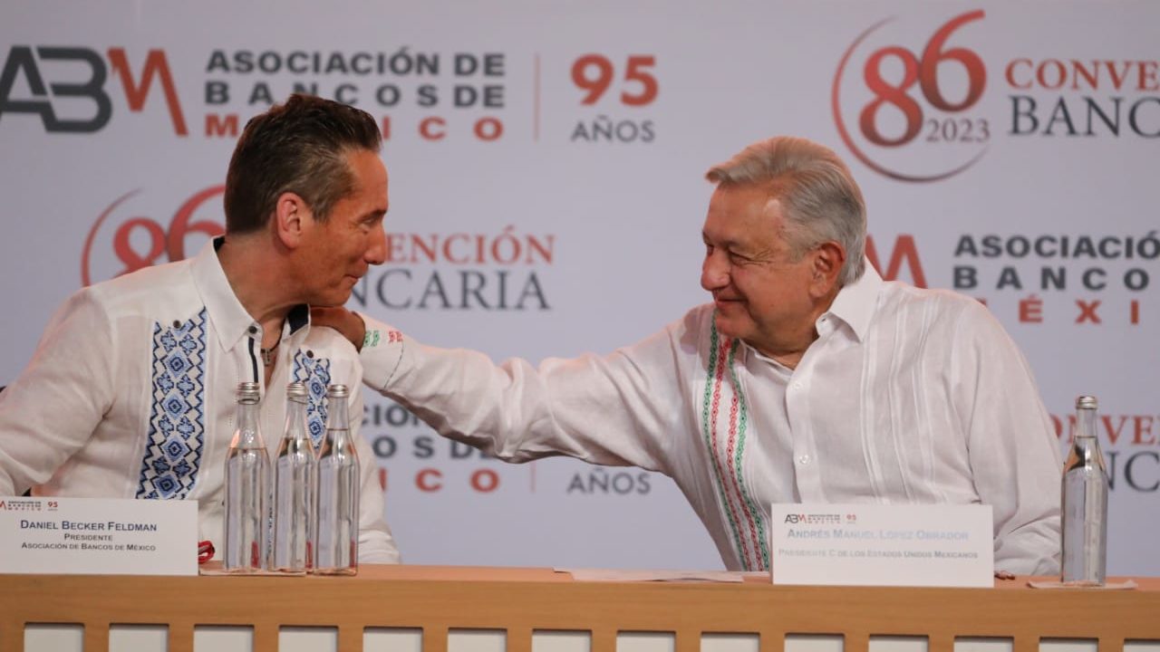 ‘Sigan haciendo negocios legales… con utilidades razonables’, dice AMLO a banqueros