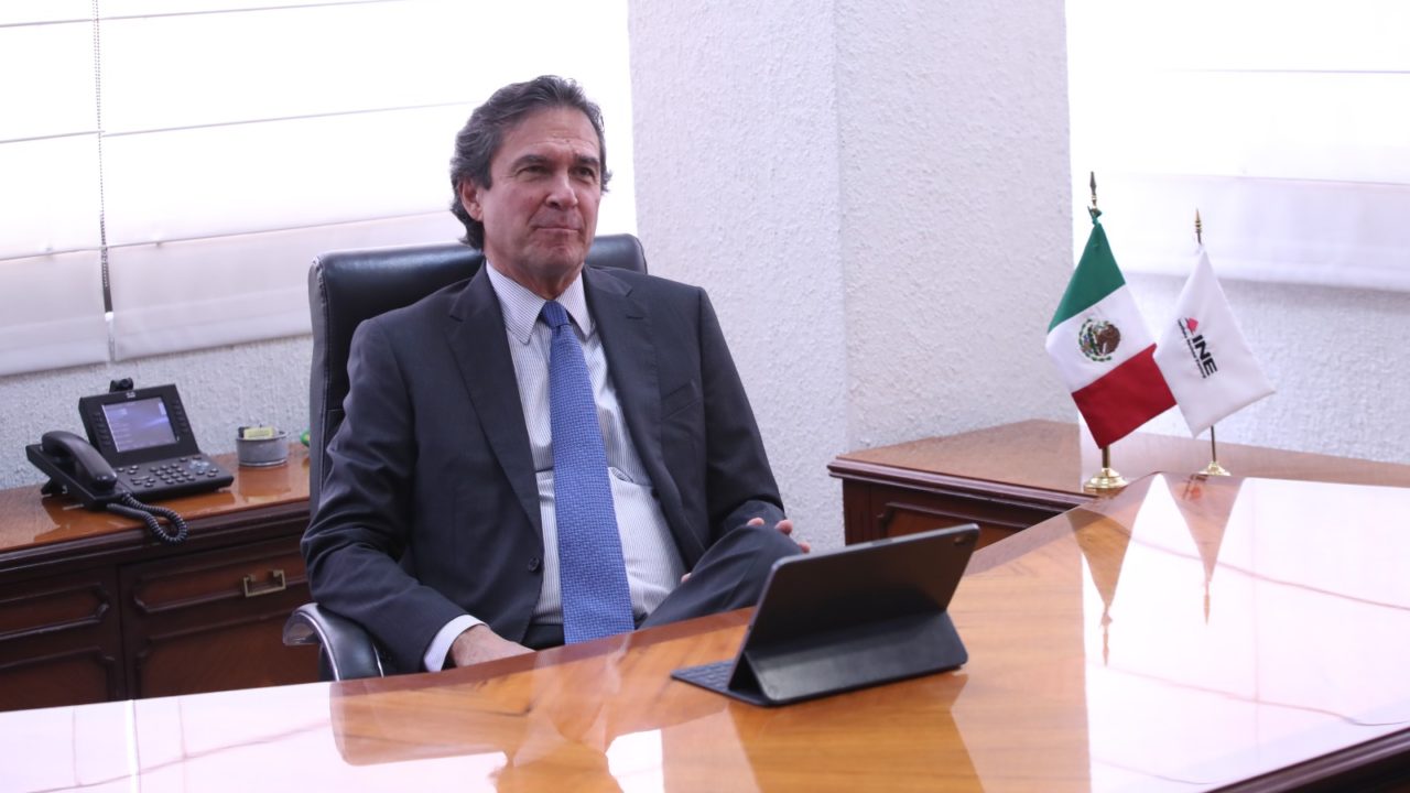 Entre aplausos, Edmundo Jacobo se reincorpora al INE