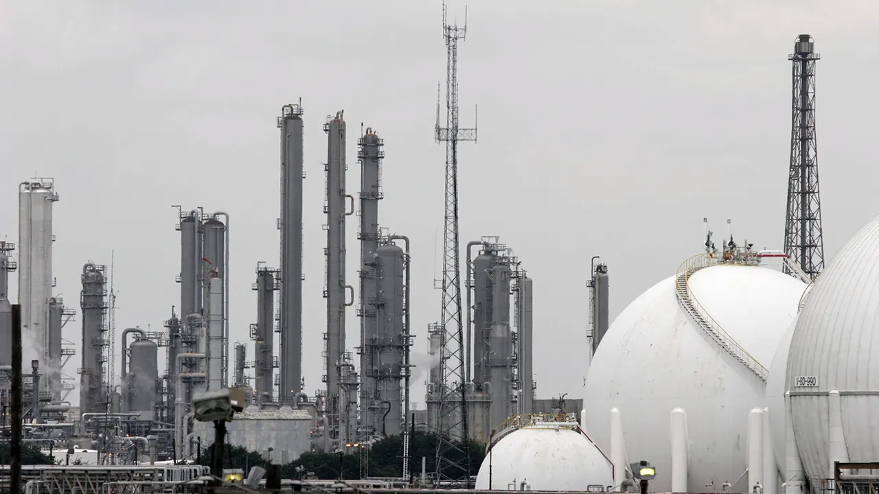 Pemex dice que contuvo derrame de diésel en muelle de la refinería Deer Park, en Texas
