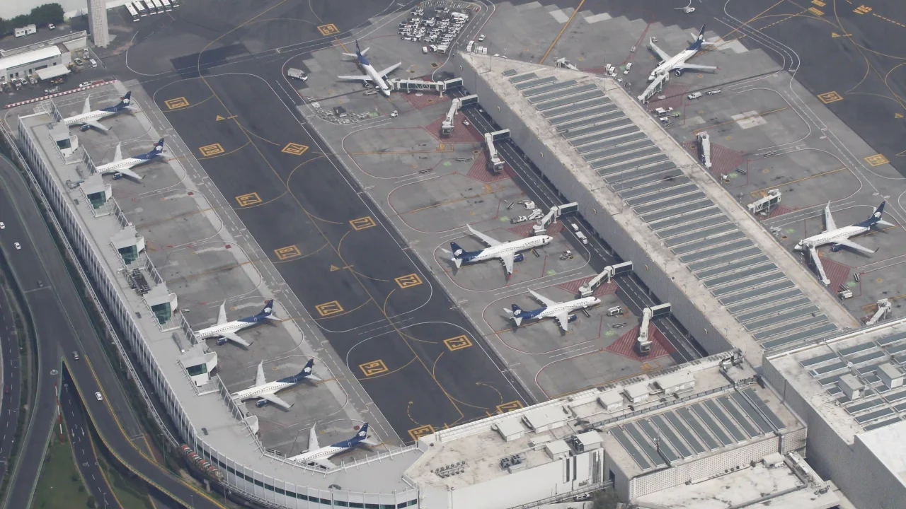 Reducción de vuelos en el AICM será desastroso para la aviación: pilotos