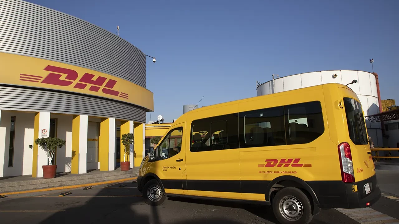 Grupo DHL enfrenta declive en ganancias por caída de los volúmenes de carga