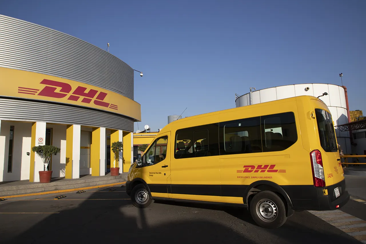 Grupo DHL enfrenta declive en ganancias por caída de los volúmenes de carga