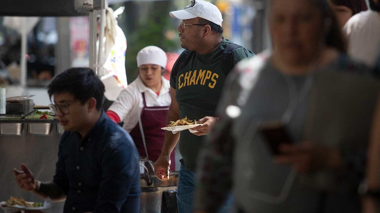 Mexicanos prefieren carnes rojas y ultraprocesados, por encima de frijol y maíz: expertos