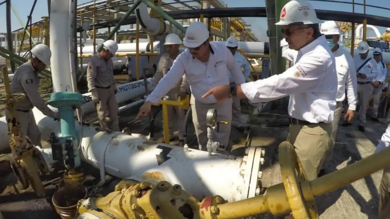 Pemex promete poner fin a la quema de gas en sus centros procesadores este 18 de marzo