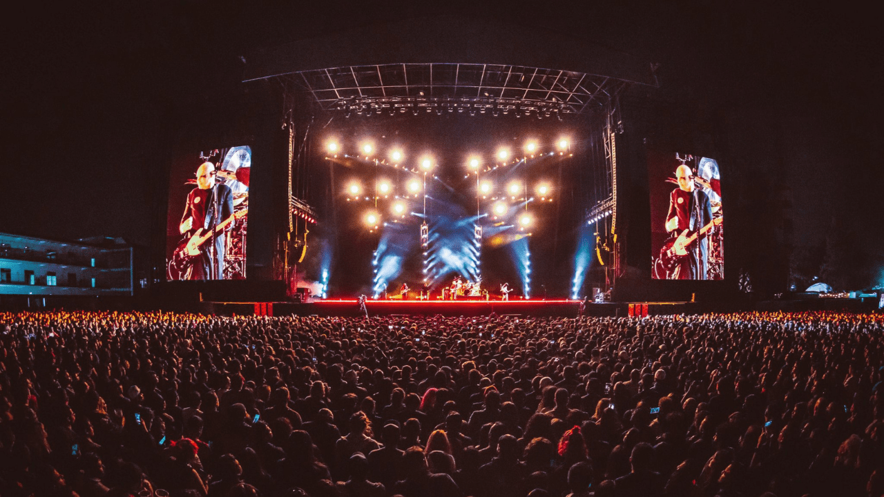 The Smashing Pumpkins y Peter Hook coronan una noche oscura en The World Is A Vampire