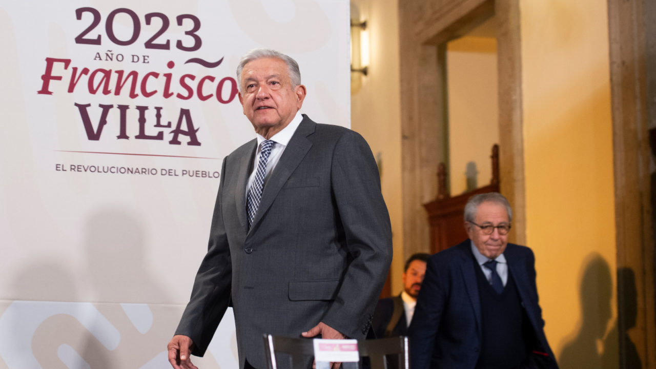 AMLO avala una consulta sobre elección por voto de ministros de la Corte 