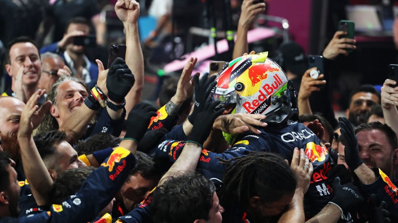 Checo Pérez gana Premio de Arabia Saudí, Verstappen es segundo
