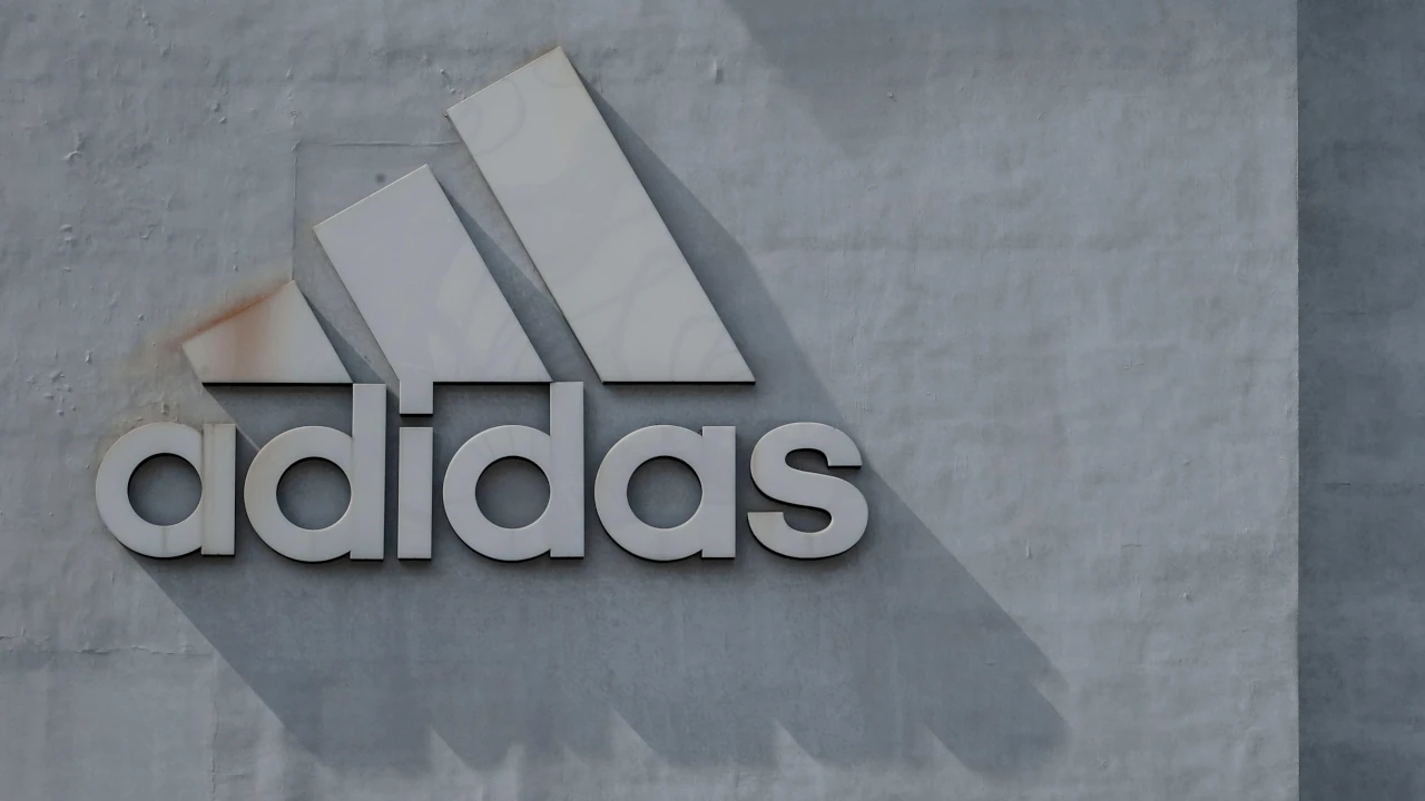 Por China y Yeezy, Adidas pierde 39 mde en marzo