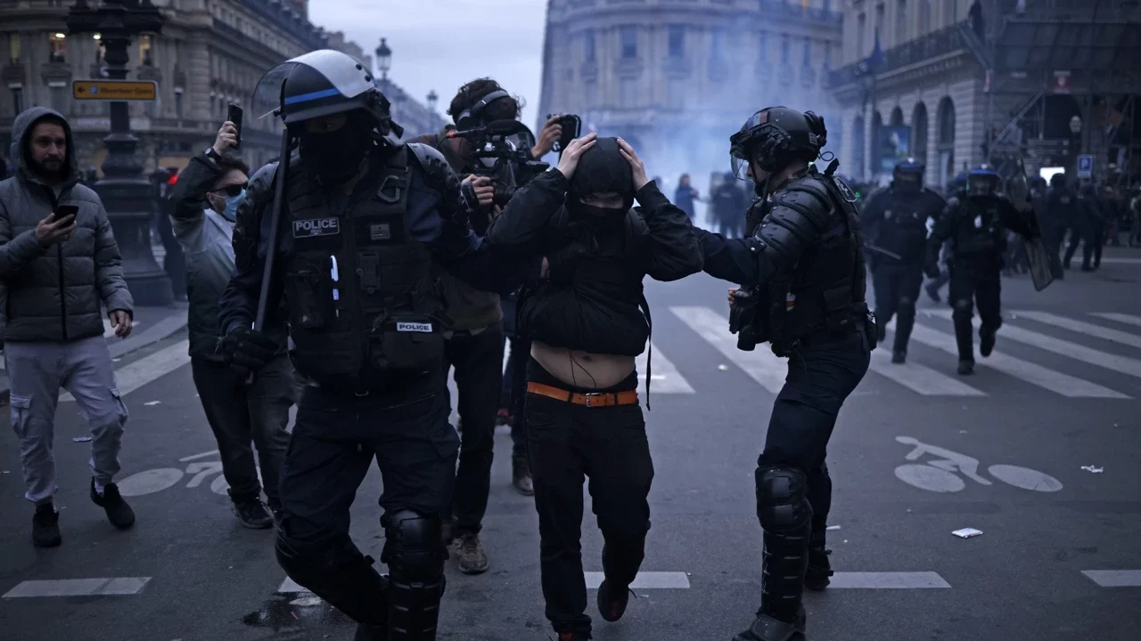 Presidente de Francia, presionado para encontrar una salida a la crisis tras una noche de enfrentamientos
