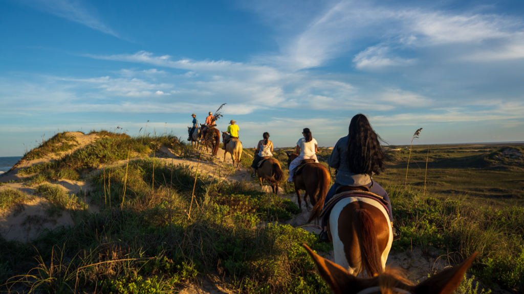 Paseo a caballo en La Isla del Padre, Texas.