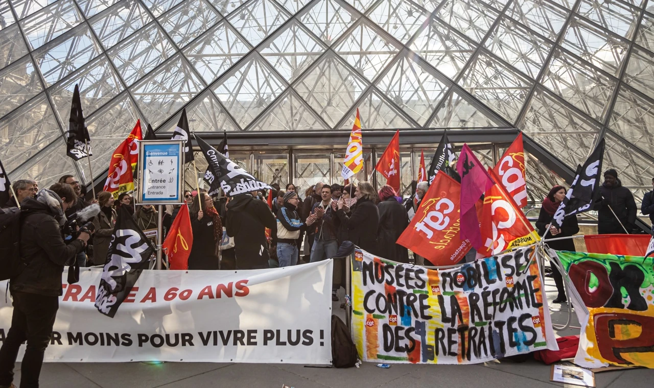 Protesta contra la reforma de las pensiones en Francia bloquea la entrada al Museo del Louvre