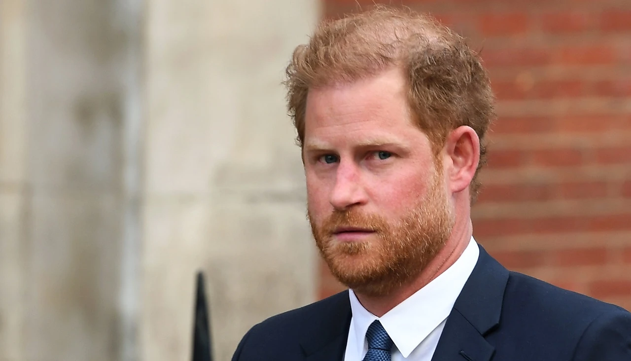 Príncipe Harry llega a Londres para visitar a su padre tras diagnóstico de cáncer