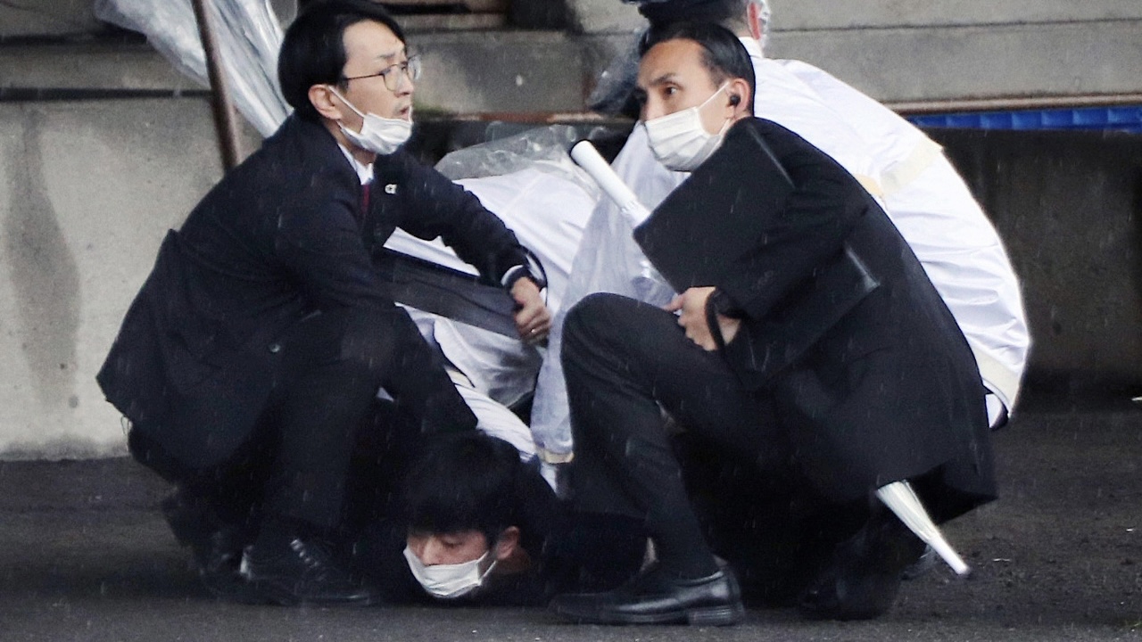 Japón vive intento de magnicidio: primer ministro libra ataque con explosivos