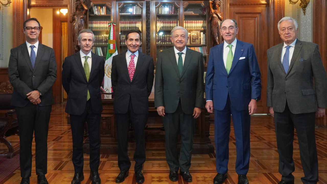 México compra 13 plantas de energía a Iberdrola; es una nueva nacionalización, dice AMLO