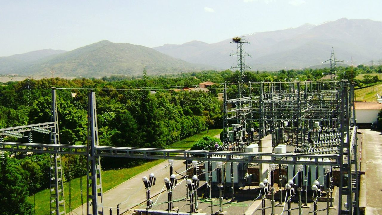 Alza en tarifas e incertidumbre al sector eléctrico; alertan por compra de plantas a Iberdrola