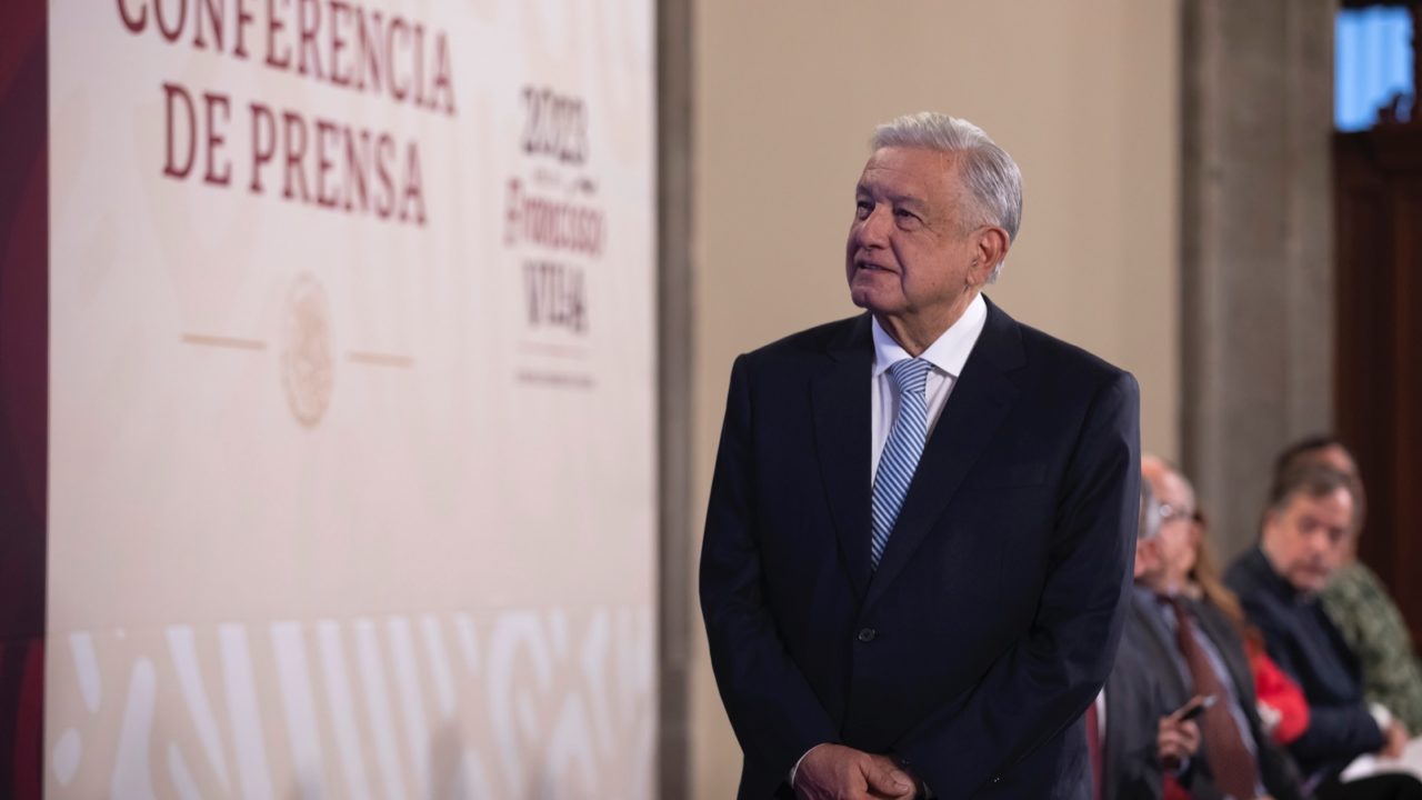 AMLO convoca a médicos especialistas jubilados para combatir escasez en hospitales del IMSS