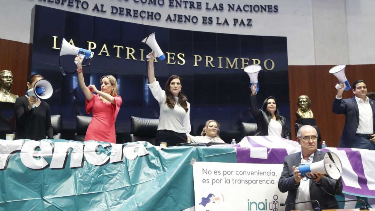 Senadores de oposición llevan 18 horas con la tribuna tomada; piden nombramiento para el Inai