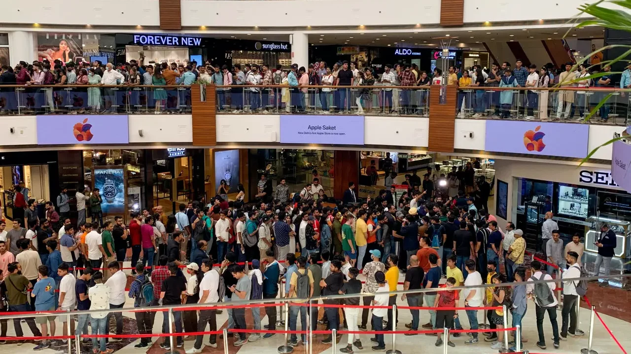La primera tienda Apple despierta euforia en Nueva Delhi
