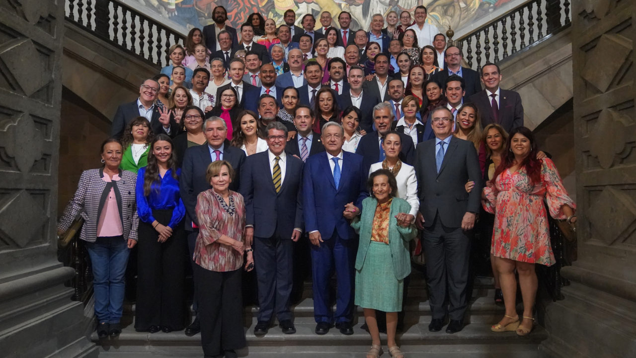 AMLO recibe a senadores de Morena previo a sesión en Xicoténcatl esta noche