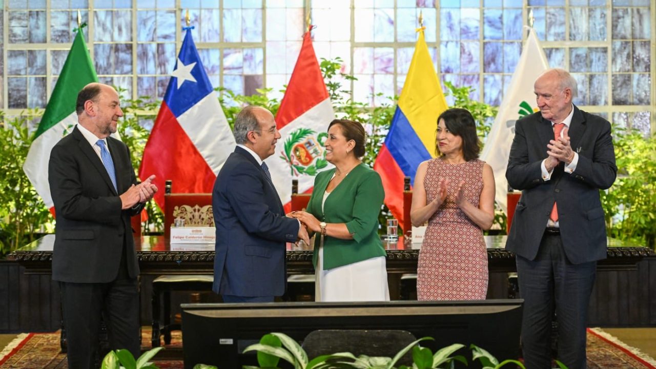 Felipe Calderón actúa contra el interés nacional por reunión con Dina Boluarte: Segob