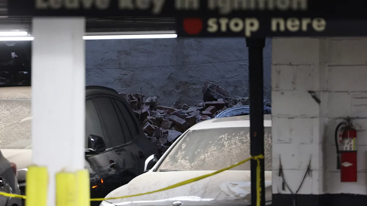 Derrumbe de estacionamiento de 4 pisos en Nueva York deja un muerto