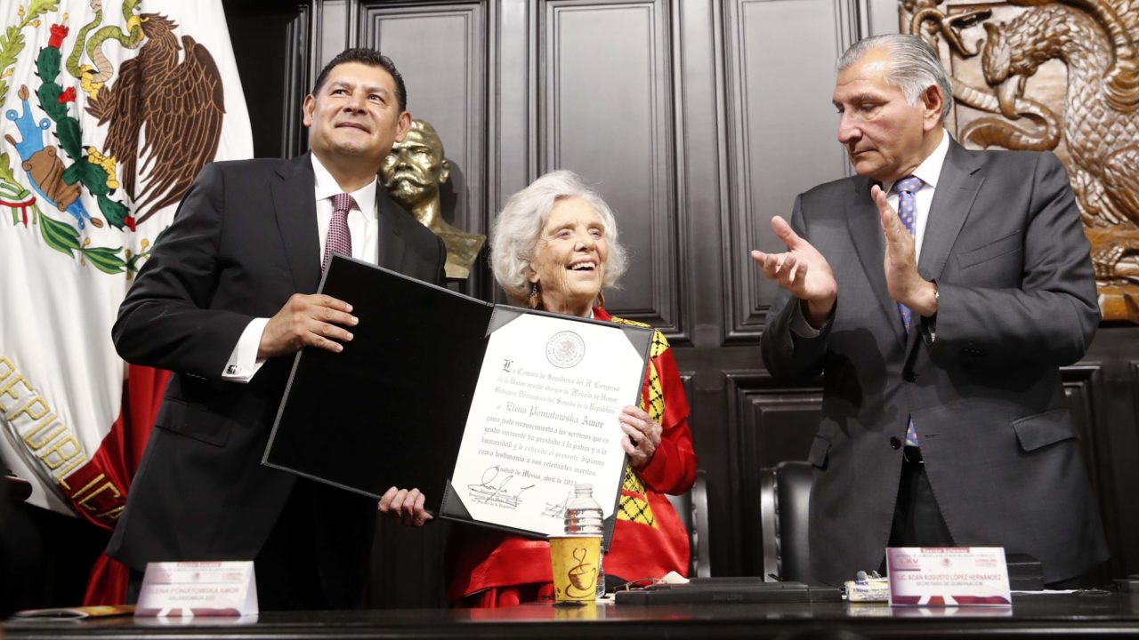 Entre abucheos, entregan medalla Belisario Domínguez a Elena Poniatowska
