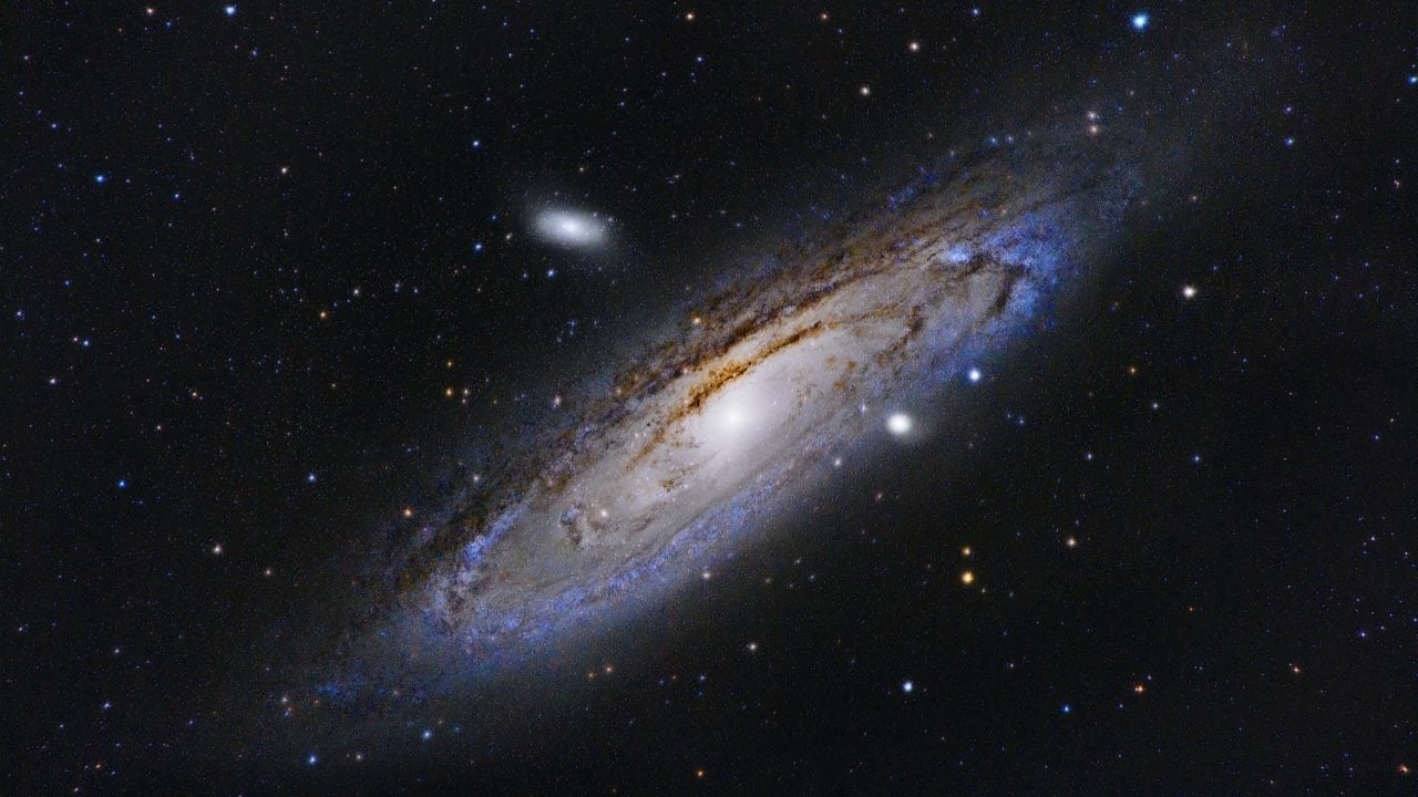 Mediante telescopio Hubble, investigadores revelan galaxia bulbo vista de canto