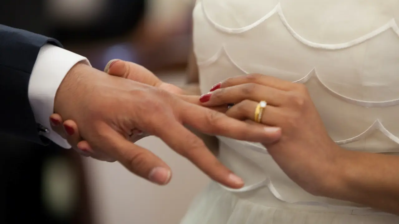 Senado elimina ‘marido y mujer’ de Código Civil y los suple por ‘cónyuges’