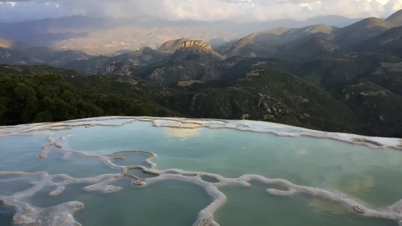 Hierve el Agua, abierto al turismo, y zócalo sin plantón; Oaxaca se enfoca en lucir su paz