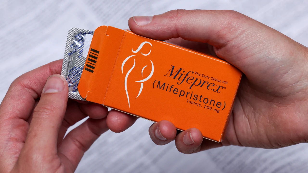 Suprema Corte de EU mantiene el acceso a la pastilla abortiva mifepristona